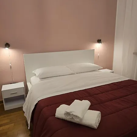 Pensión Mmm Train Station 3