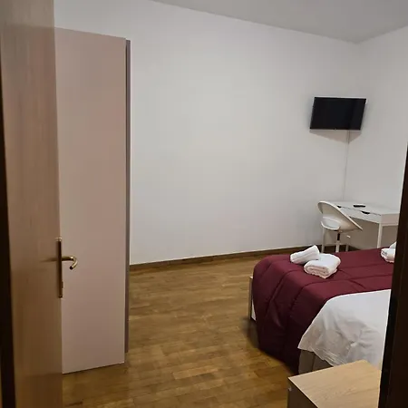 Pensión Mmm Train Station 3 *